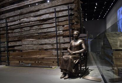 Una estatua de la pionera Clara Brown, nacida esclava en Virginia alrededor de 1800, en una de las salas del museo.