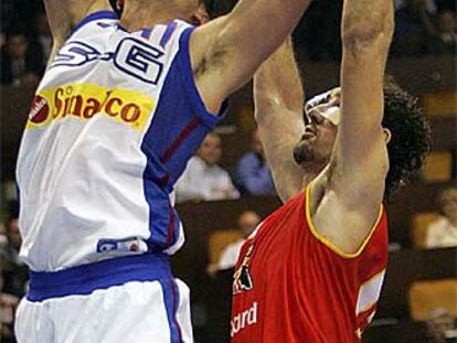 Jorge Garbajosa salta por el balón ante Zeljko Rebraca.