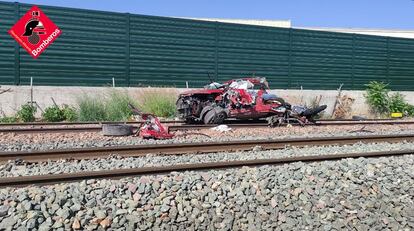 El coche que ha sido arrollado por un tren en Novelda ha quedado destrozado totalmente.