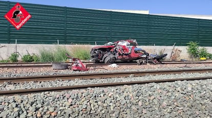 El coche que ha sido arrollado por un tren en Novelda ha quedado destrozado totalmente.