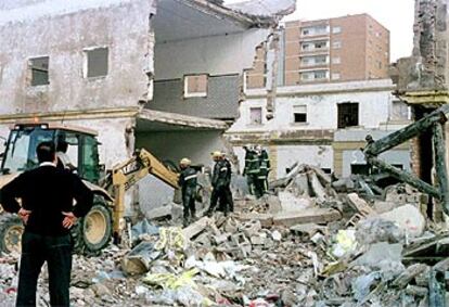 Los bomberos de Cádiz trabajan entre los escombros del edificio derrumbado.