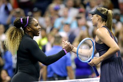Maria Sharapova saluda a Serena Williams tras perder en el US Open.