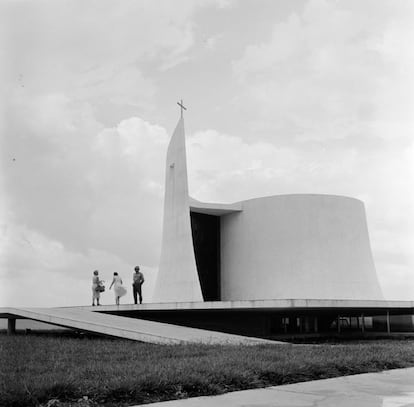 Una iglesia moderna en los terrenos del palacio presidencial en Brasilia diseñado por Oscar Niemeyer. La iglesia está conectado con el palacio por un pasillo subterráneo.