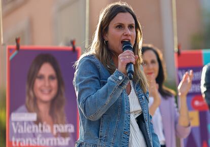 Alejandra Jacinto participa en la pegada de carteles de su formación de cara a las elecciones del 28-M, el 11 de mayo en Madrid.