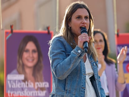 Alejandra Jacinto participa en la pegada de carteles de su formación de cara a las elecciones del 28-M, el 11 de mayo en Madrid.