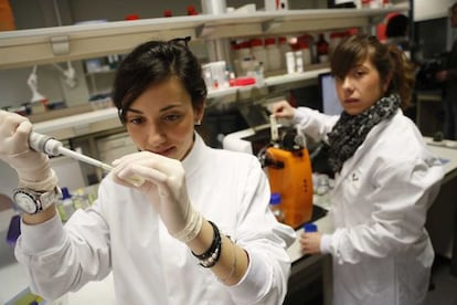 Dos jóvenes investigadoras, en el laboratorio de Ikerbasque.