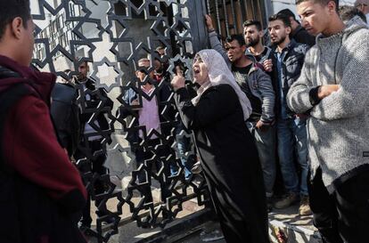 Una mujer palestina grita mientras un grupo de gente espera para cruzar la frontera de Rafah con Egipto antes de que se les permita pasar a la franja de Gaza. 