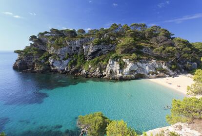 Vista de cala Macarelleta, en Menorca.