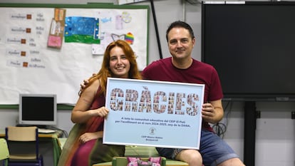 Nerea González, profesora voluntaria, y Ricardo Lorente, director del CEIP Blasco Ibáñez, en Beniparrell (Valencia).