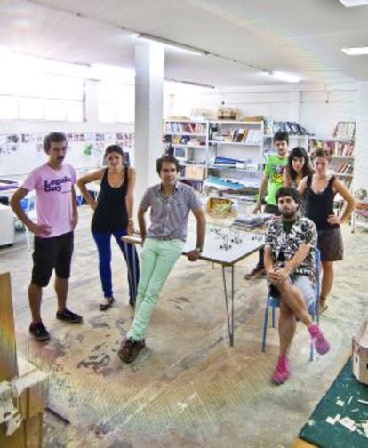 Andrés Jaque, en el centro, junto a sus compañeros en su estudio.