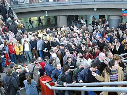 Paro en la estación de Atocha, momentos antes de que se desatara el pánico a un nuevo atentado.