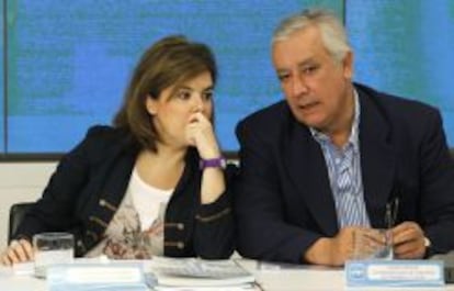 GRA029 MADRID, 22/6/2013.- La vicepresidenta del Gobierno, Soraya Saénz de Santamaría,iz, y el dirigente popular, Javier Arenas, durante la reunión celebrada hoy en la sede del partido en Génova con los presidentes provinciales e insulares de PP para tratar las reformas de las Administraciones Públicas y de Educación. EFE/J.J. Guillén