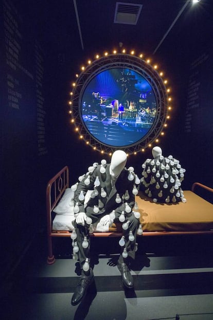 Una sala de la exposición recuerda el vídeo musical 'Learning to Fly', junto con réplicas de trajes de bombilla que aparecen en las ilustraciones del álbum 'Delicate Sound of Thunder'.