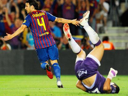 Cesc celebra un gol en el Camp Nou ante Osasuna.