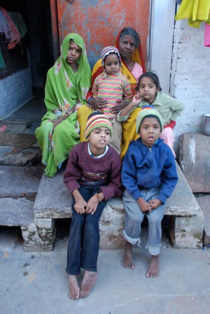 La familia de Lal Yadav, afectada por la catástrofe en Bhopal.