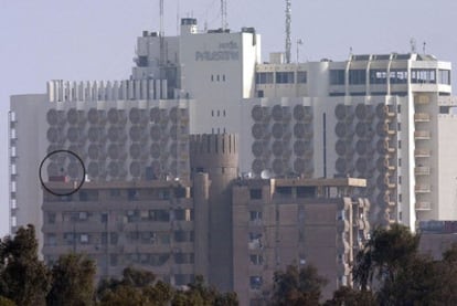 El círculo señala a la persona colocada en el balcón de Couso en la foto tomada desde el lugar del disparo.