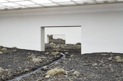 El artista danés Olafur Eliasson (Copenhague, 1967) da una vuelta al concepto del 'land art' y se propone introducir un río en el interior de un museo.