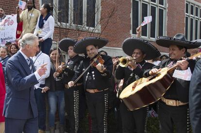 El pr&iacute;ncipe Carlos de Inglaterra se encuentra con un grupo de mariachis al salir de la escuela Carlos Rosario en Washington.