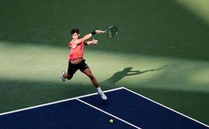 Alcaraz golpea la pelota durante el partido contra Monfils en Shanghái.