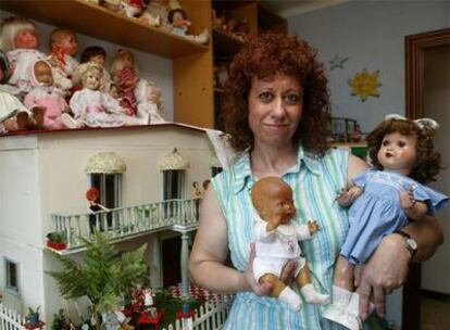 Rosa Dalmau muestra algunas piezas de su colección, perfectamente conservadas y reunidas desde su niñez.
Algunas muñecas antiguas con sus caras de porcelana.<b>