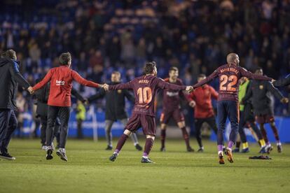 Lionel Messi, en el centro, junto a sus compañeros, hacen un corrillo en el cesped, celebrando la Liga.
