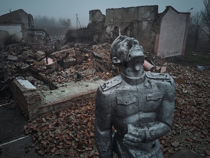 Estatua de un soldado soviético ante los restos de un centro de cultura destruido por las bombas en las afueras de la localidad ucrania de Avdiivka, el 26 de octubre.