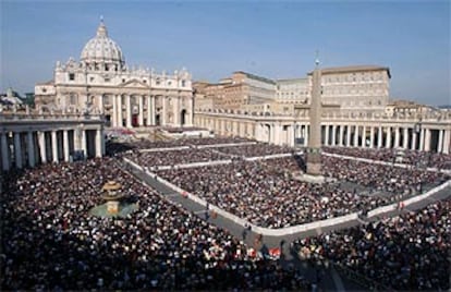 La plaza de San Pedro en Roma, durante la ceremonia de canonización de Josemaría Escrivá de Balaguer. VISTA AÉREA - ESCENA