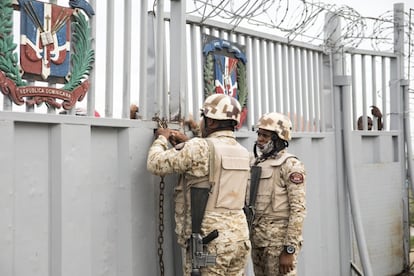 Militares dominicanos abren los portones de la frontera para la entrada de comerciantes haitianos.