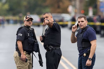 Vários policiais conversam perto do lugar onde foi preso Ahmad Khan Rahami.