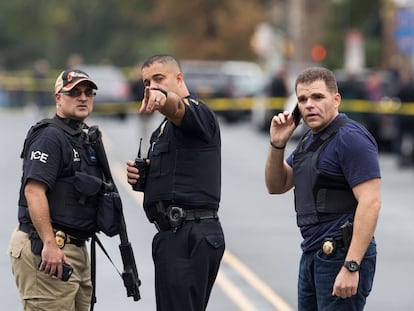 Vários policiais conversam perto do lugar onde foi preso Ahmad Khan Rahami.