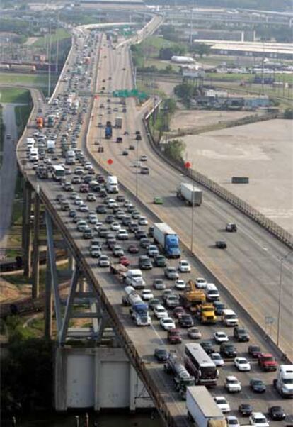 Miles de personas abandonan en sus vehículos la ciudad de Houston para alejarse de la amenaza de Rita.