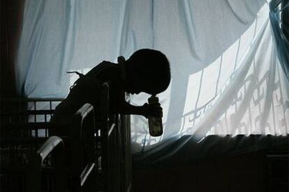 Un niño afectado por el <i>agente naranja,</i> en un hospital de Ho Chi Minh.
