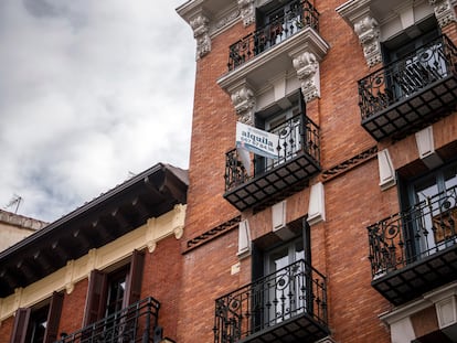 Un anuncio de alquiler en el barrio de La Latina (Madrid).