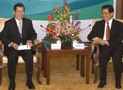 Vincent Siew, a la izquierda, durante su reunión con Hu Jintao.