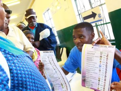 Un miembro de la Comisi&oacute;n Electoral Independiente explica c&oacute;mo se vota, este mi&eacute;rcoles en un colegio electoral de Nkandla (Sud&aacute;frica)