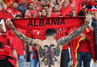 La espalda tatuada de un hincha de Albania. 