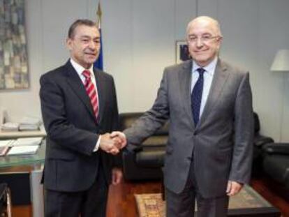 Fotografía facilitada por el Gobierno de Canarias, de su presidente, Paulino Rivero (i), que saluda al vicepresidente de la Comisión Europea (CE) y comisario de Competencia de la Unión Europea, Joaquín Almunia (d), durante la reunión que han mantenido hoy en Bruselas.