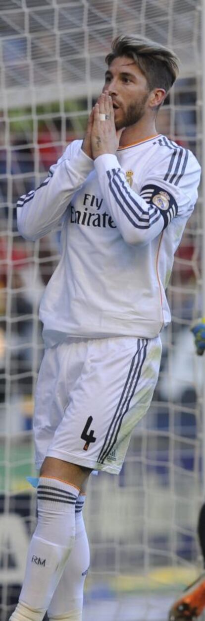 Sergio Ramos se lamenta de una ocasión ante Osasuna.
