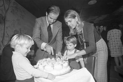 El senador estadounidense Joe Biden corta la tarta de su 30 cumpleaños junto a su familia, el 20 de noviembre de 1972.