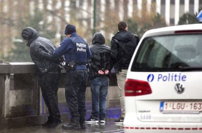 La policia esposa a un hombre en Bruselas tras revisar su vehículo, un coche con matrícula francesa.