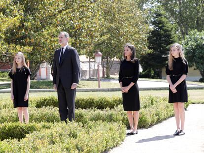 El rey Felipe, la reina Letizia y sus hijas la princesa Leonor y la infanta Sofía, durante el minuto de silencio celebrado este miércoles en memoria de los fallecidos por el coronavirus
