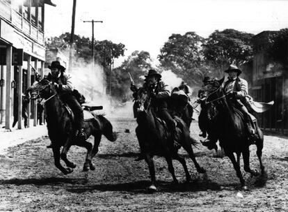 Walter Hill, 1980. "A todo el mundo le gustan los forajidos. Por alguna maldita razón los recuerdan". Esta frase de Jesse James resume <i>Forajidos de leyenda,</i> un inmenso <i>western</i> que dirigió Walter Hill en su época dorada, los tiempos en los que cambió el cine de acción con filmes como <i>Calles de fuego</i> o <i>The Warriors,</i> antes de que se perdiese para la causa en una de las carreras más extrañas y erráticas que se recuerdan. Protagonizada por los hermanos Carradine, la película sigue las andanzas de la banda de Jesse James, con sus guardapolvos, sus asaltos a diligencias y sus tiroteos a cámara lenta con explosiones de sangre. Curiosamente Hill ha vuelto a recuperar el pulso cinematográfico con el viejo Oeste gracias a <i>Los protectores</i> (2007), un magnífico <i>western</i> crepuscular de grandes paisajes en el que Robert Duval borda una de las grandes interpretaciones de su vida.