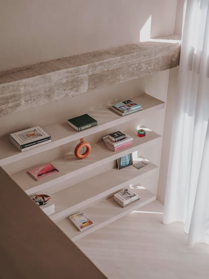 Vista del la librería, hecha de cemento, desde la planta superior. Los elementos rosas, sello del artista Andrés Reisinger, lo son también de su estudio. 