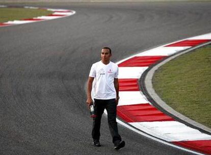 Lewis Hamilton recorre a pie el circuito de Shanghai.
