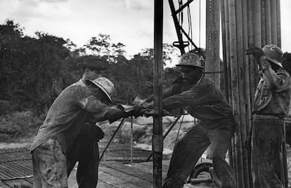 En una fotografía publicada en 1950, dos perforadores trabajan.