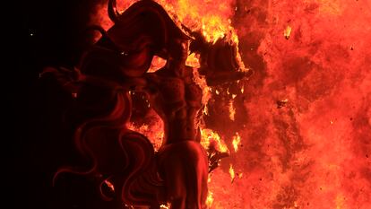 Imagen de la cremà de la Hoguera oficial 2024 ardiendo la pasada madrugada en la plaza del ayuntamiento de Alicante.