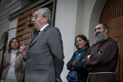 El sobrino nieto de Ubach, Josep Agust&iacute; Castellanos, en el acto. Detr&aacute;s, el monje Jordi Cervera. 