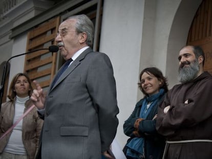 El sobrino nieto de Ubach, Josep Agust&iacute; Castellanos, en el acto. Detr&aacute;s, el monje Jordi Cervera. 