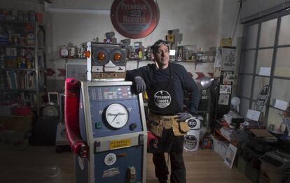 Javier Arcos con uno de sus robots en el taller de Madrid.