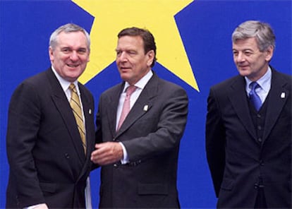 De izquierda a derecha, Bertie Ahern, Gerhard Schröder y Joschka Fischer, durante una cumbre europea.